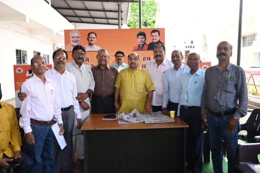 छत्तीसगढ़ अधिकारी–कर्मचारी पेंशनर्स एसोसिएशन ने विधायक पुरन्दर मिश्रा से की सौजन्य भेंट, विभिन्न समसामयिक विषयों पर हुई सार्थक चर्चा