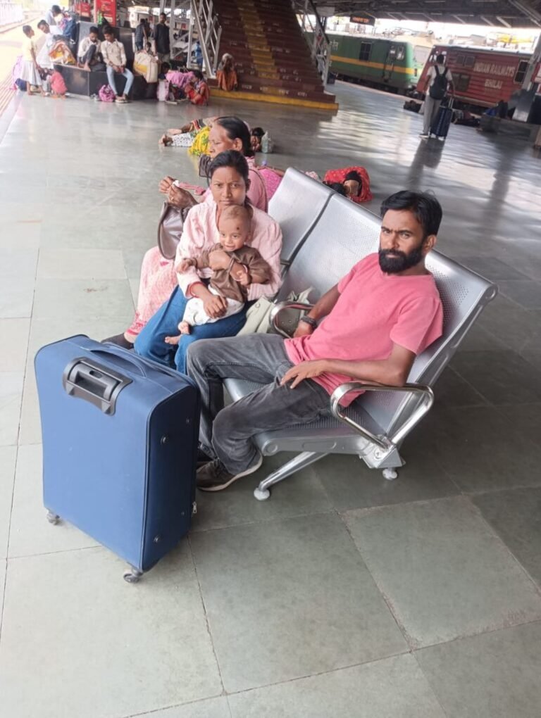 रायपुर रेल मंडल के स्टेशनों पर यात्रियों की सुविधा हेतु 3-सीटर स्टेनलेस स्टील एवं आरसीसी बेंचों की व्यवस्था