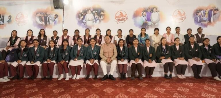 मुख्यमंत्री विष्णु देव साय ने एकलव्य के विद्यार्थियों का बढ़ाया उत्साह