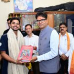 विश्व रिकॉर्ड के साथ जूनियर वर्ल्ड कप में स्वर्ण पदक जीतने वाले दिव्यांशु देवांगन का वित्त मंत्री ओपी चौधरी ने किया सम्मान