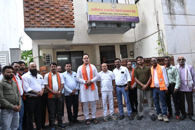 छत्तीसगढ़ राज्य केश शिल्पी कल्याण बोर्ड के नवनियुक्त अध्यक्ष गौरीशंकर श्रीवास एवं सदस्य देवशरण सेन ने संभाला पदभार