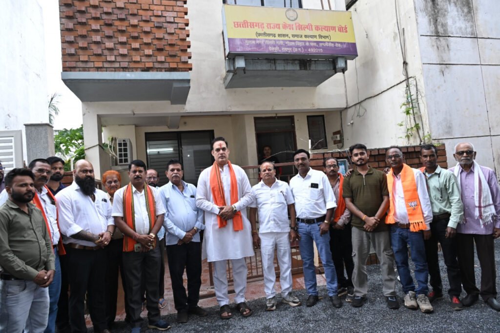 छत्तीसगढ़ राज्य केश शिल्पी कल्याण बोर्ड के नवनियुक्त अध्यक्ष गौरीशंकर श्रीवास एवं सदस्य देवशरण सेन ने संभाला पदभार