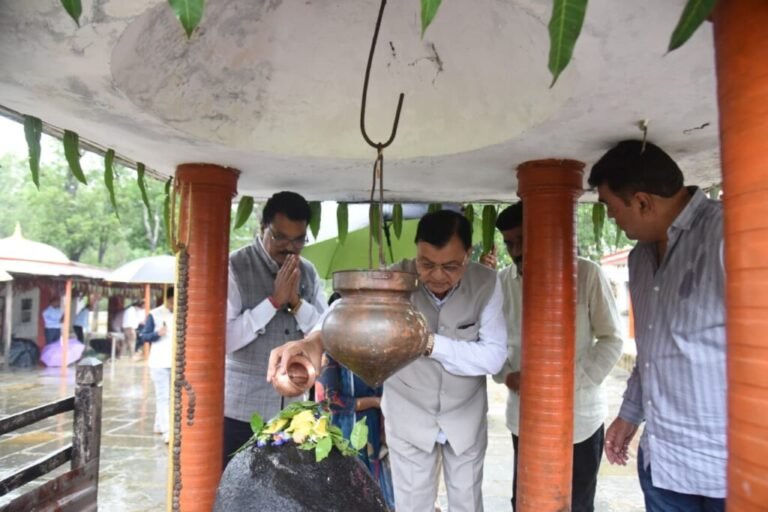 श्रम मंत्री लखनलाल देवांगन ने कोपाबेड़ा शिव मंदिर में की पूजा-अर्चना