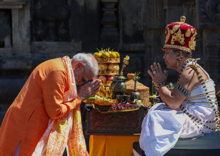 प्रधानमंत्री ने यूनेस्को विश्व धरोहर स्थल प्रंबानन मंदिर परिसर में दर्शन किए