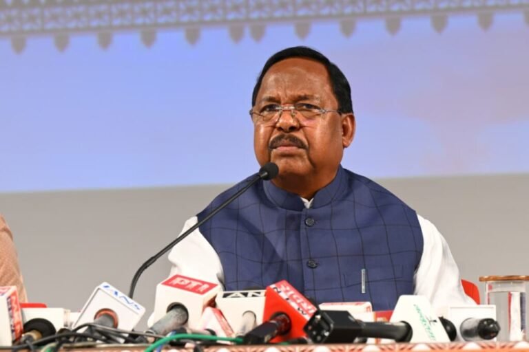 आदिम जाति विकास मंत्री रामविचार नेताम एवं प्रमुख सचिव सोनमणि बोरा ने संयुक्त रूप से प्रेस कॉन्फ्रेंस को संबोधित किया