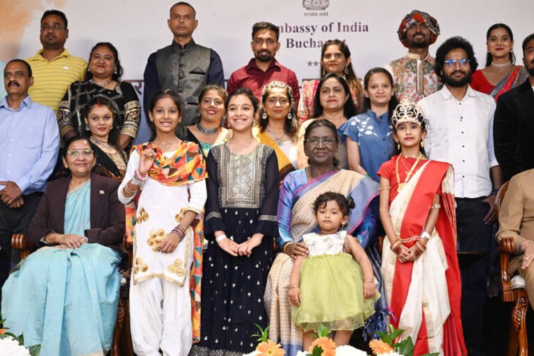 भारत की राष्‍ट्रपति ने रोमानिया में भारतीय समुदाय के सदस्‍यों को संबोधित किया
