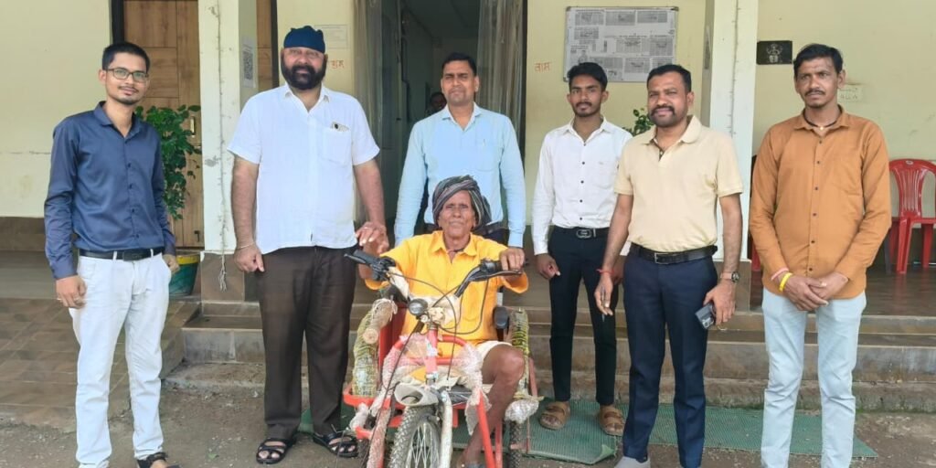 उप मुख्यमंत्री विजय शर्मा की पहल से दिव्यांग समझराम साहू को मिली बैटरी चलित मोटराइज्ड ट्रायसायकल