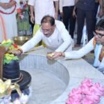 मुख्यमंत्री विष्णु देव साय ने कैलाशपति धाम में किया जलाभिषेक: भगवान मनकामेश्वर महादेव से प्रदेश की सुख-समृद्धि एवं खुशहाली की कामना