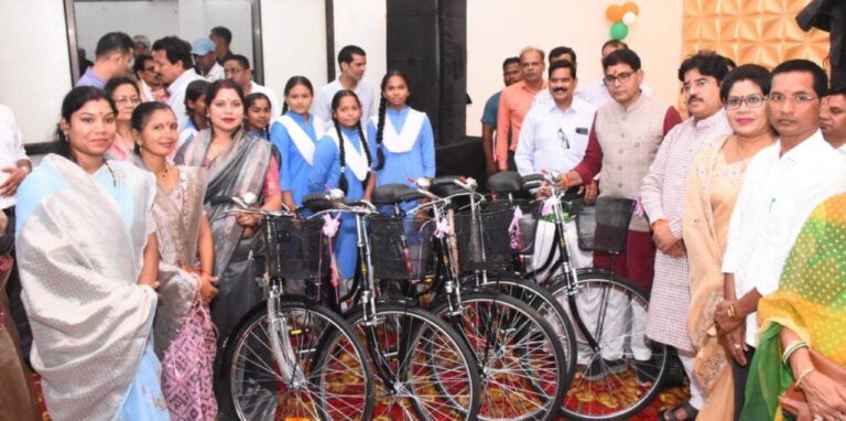 शिक्षा से ही होता है सशक्त राष्ट्र का निर्माण, बड़े लक्ष्य तय कर पूरी निष्ठा से करें पढ़ाई: मंत्री टंक राम वर्मा