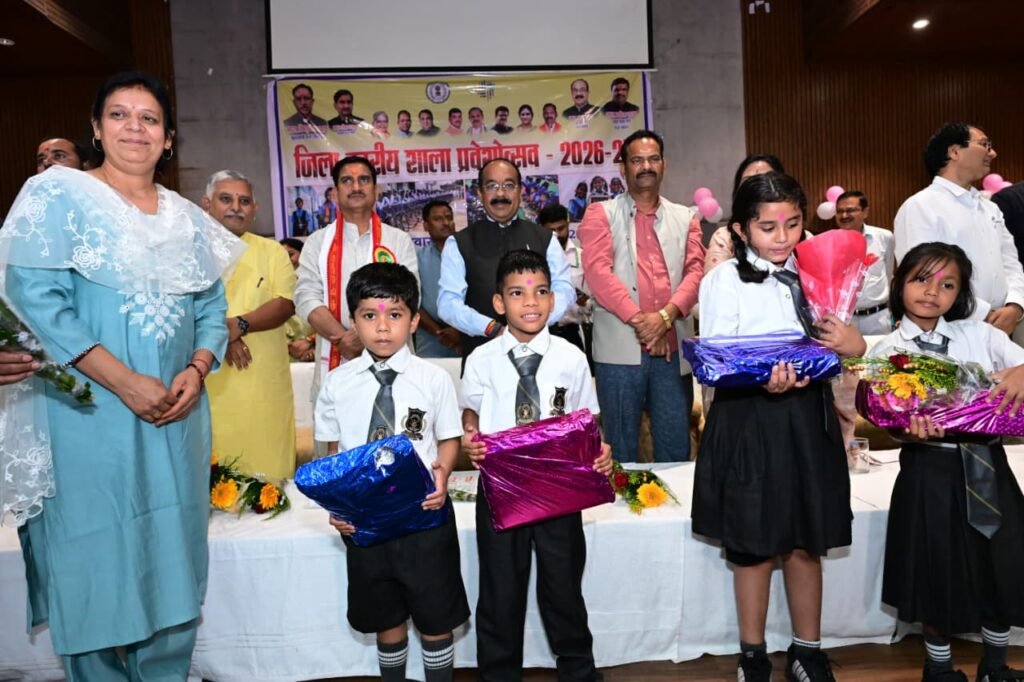 केंद्रीय राज्य मंत्री तोखन साहू और उप मुख्यमंत्री अरुण साव ने नवप्रवेशी बच्चों का तिलक लगाकर किया आत्मीय स्वागत,साथ में किया भोजन