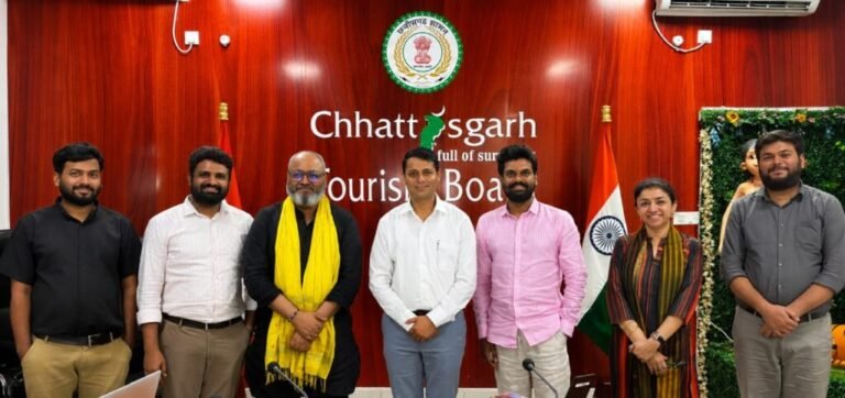 ‘भारत भाग्य विधाता‘ फिल्म के लेखक-निर्देशक मनोज तापड़िया तथा फिल्म निर्माता आदि शर्मा ने की छत्तीसगढ़ टूरिज्म बोर्ड के एमडी विवेक आचार्य से सौजन्य मुलाकात