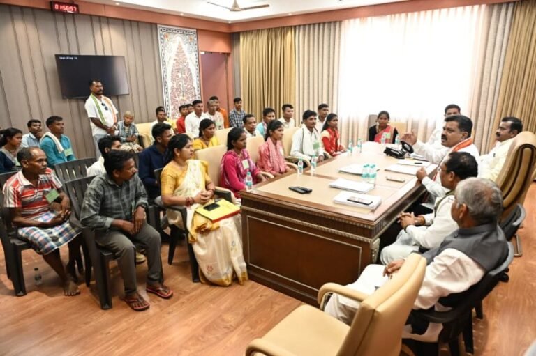 उप मुख्यमंत्री विजय शर्मा ने नक्सल प्रकरणों की वापसी को लेकर बस्तर के युवाओं से की मुलाकात