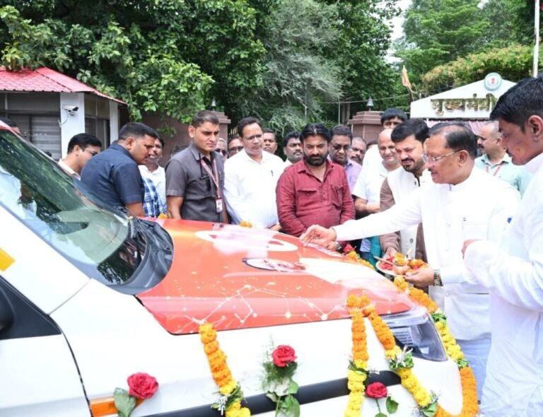 मुख्यमंत्री विष्णु देव साय ने धरसींवा विधानसभा को दी निःशुल्क एम्बुलेंस की सौगात