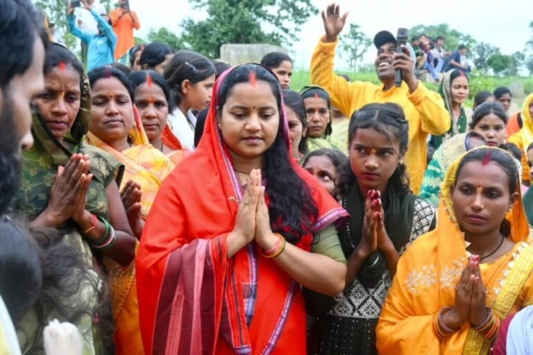 श्रावण मास के प्रथम सोमवार पर मंत्री श्रीमती लक्ष्मी राजवाड़े ने बीरपुर में की कांवड़ यात्रा और जलाभिषेक