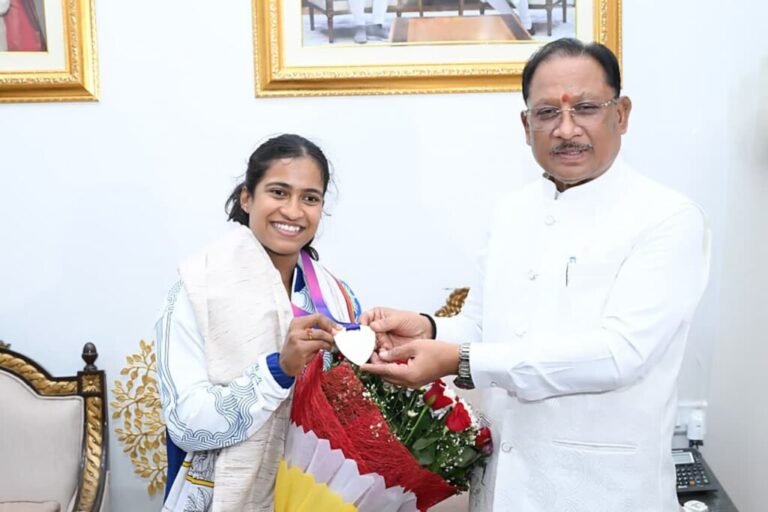 राष्ट्रमंडल खेलों की रजत पदक विजेता ज्ञानेश्वरी यादव का मुख्यमंत्री निवास में भव्य स्वागत