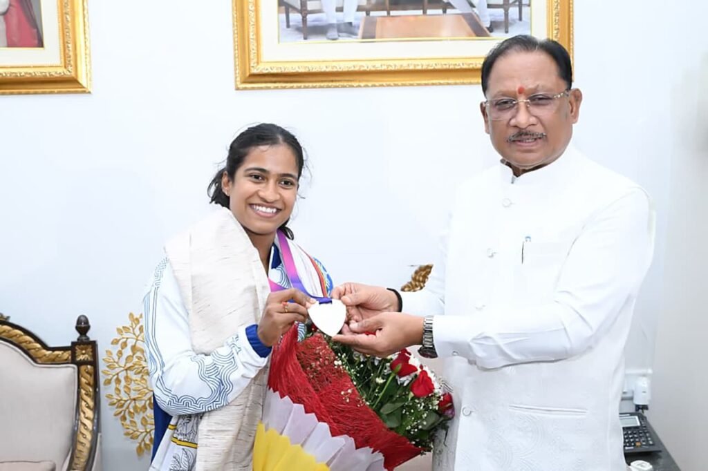 राष्ट्रमंडल खेलों की रजत पदक विजेता ज्ञानेश्वरी यादव का मुख्यमंत्री निवास में भव्य स्वागत