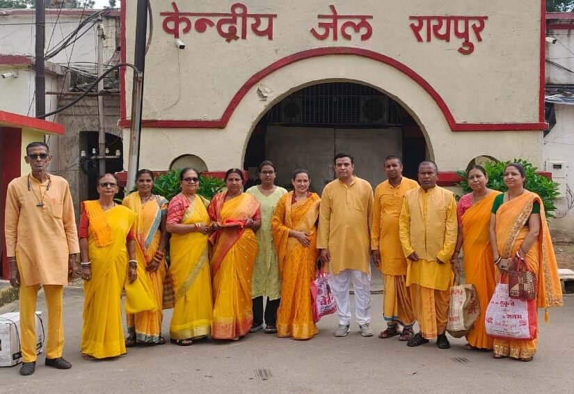 रायपुर सेंट्रल जेल में गायत्री परिवार ने मनाया अनोखा रक्षाबंधन: अपनों से दूर बंदियों के सूने हाथों में सजा विश्वास का धागा