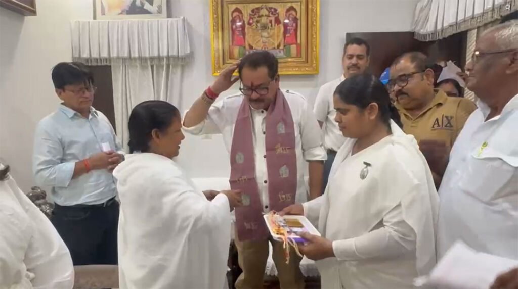 यूपीः आगरा में रक्षाबंधन पर एसपी सिंह बघेल को ब्रह्मकुमारीज ईश्वरीय विश्वविद्यालय की बहनों ने बांधी राखी