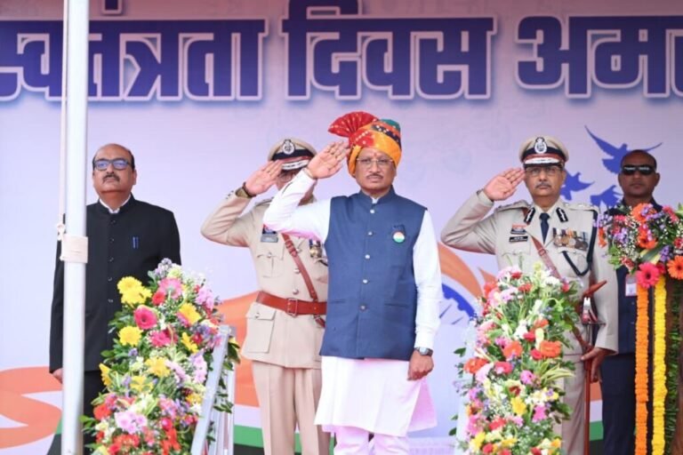 स्वतंत्रता दिवस समारोह: मुख्यमंत्री श्री साय ने पुलिस परेड ग्राउंड पर किया ध्वजारोहण, परेड की ली सलामी