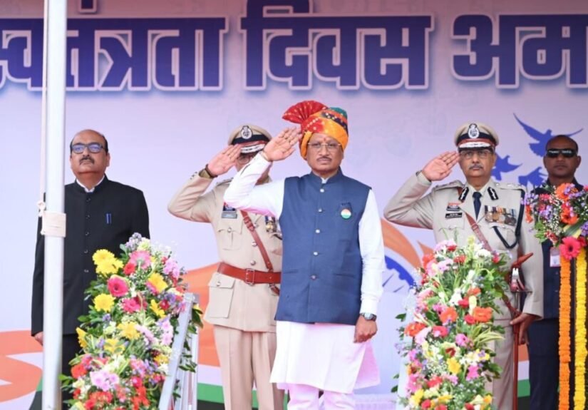 स्वतंत्रता दिवस समारोह: मुख्यमंत्री श्री साय ने पुलिस परेड ग्राउंड पर किया ध्वजारोहण, परेड की ली सलामी