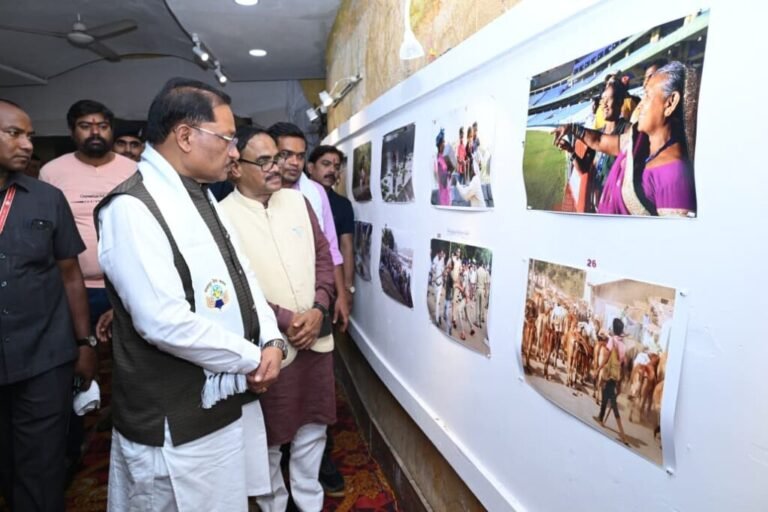 तस्वीरों ने ताजा कीं मुख्यमंत्री साय की पुरानी यादें: मुख्यमंत्री ‘दृश्य संवाद 2026’ के समापन समारोह में हुए शामिल