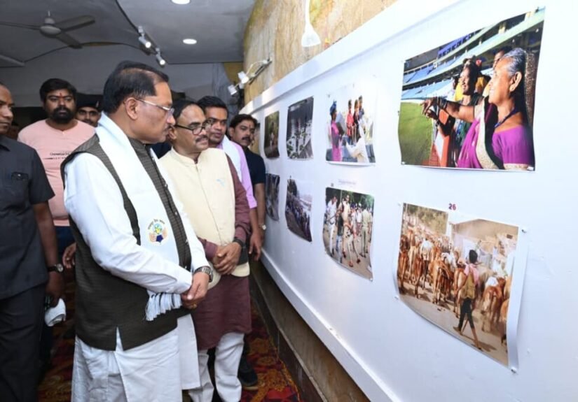 तस्वीरों ने ताजा कीं मुख्यमंत्री साय की पुरानी यादें: मुख्यमंत्री ‘दृश्य संवाद 2026’ के समापन समारोह में हुए शामिल