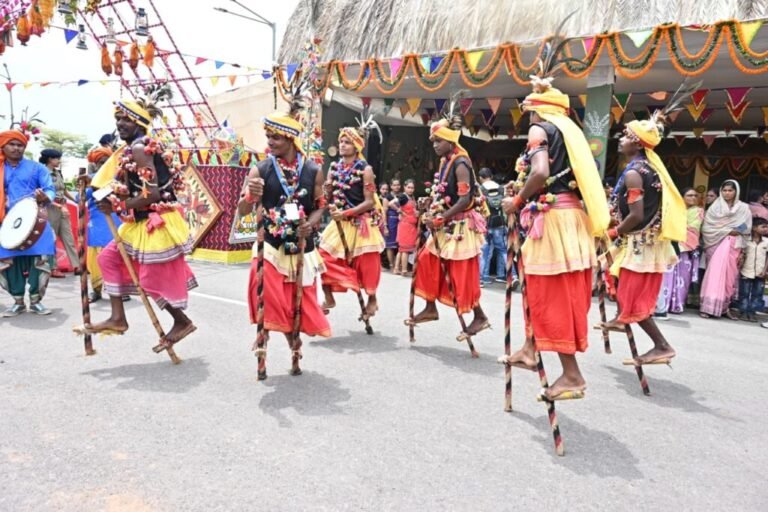 छत्तीसगढ़ के पहले पर्व हरेली पर मुख्यमंत्री निवास में सजी लोक संस्कृति की जीवंत झांकी