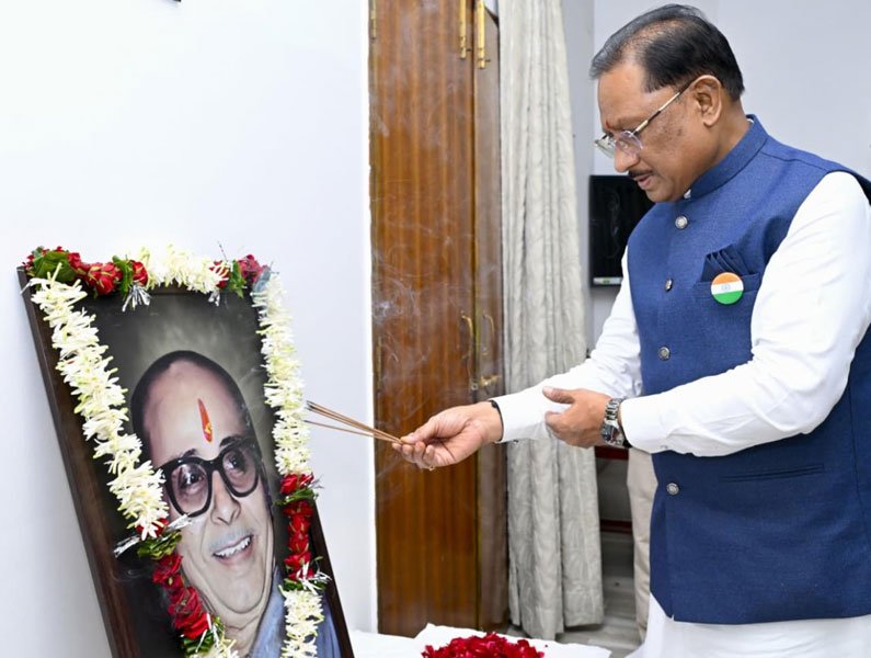 मुख्यमंत्री विष्णु देव साय ने स्वर्गीय कुशाभाऊ ठाकरे की जयंती पर उन्हें किया नमन