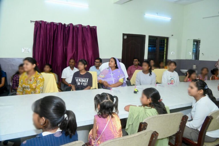 मंत्री लक्ष्मी राजवाड़े ने बालिका गृह की बेटियों के साथ सुनी ‘मन की बात’