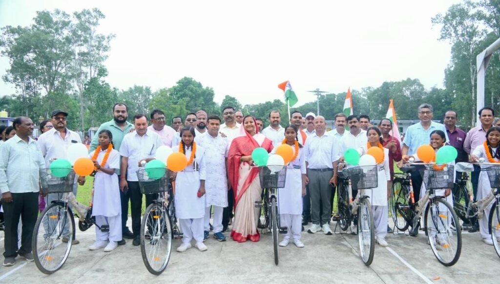 मंत्री लक्ष्मी राजवाड़े ने सरस्वती साइकिल योजना के तहत छात्राओं को बांटी साइकिलें