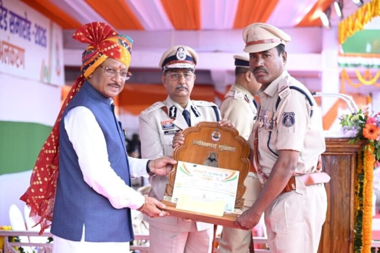 मुख्यमंत्री साय के करकमलों से उत्कृष्ट सेवा के लिए सम्मानित हुए पुलिस एवं नगर सेना के अधिकारी-कर्मचारी