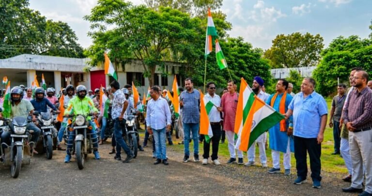 ‘हर घर तिरंगा‘ अभियान के तहत प्रभारी मंत्री राजेश अग्रवाल ने हरी झंडी दिखाकर तिरंगा बाइक रैली को किया रवाना