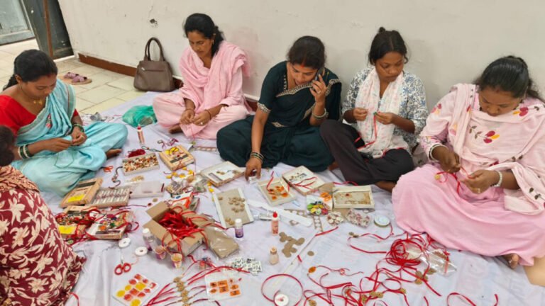 कोरिया : ग्रामीण संस्कृति और स्थानीय संसाधन से महिलाओं के कौशल से बन रही राखी