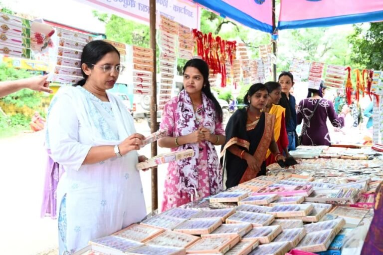 स्थानीय राखियों की खरीद से महिला उद्यमिता को मिला संबल