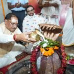 मुख्यमंत्री साय ने बाबा कर्मेश्वर का किया रुद्राभिषेक, प्रदेशवासियों की सुख-समृद्धि और खुशहाली की कामना की