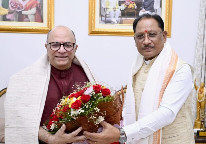 मुख्यमंत्री विष्णुदेव साय से निर्माता-निर्देशक डॉ. चंद्रप्रकाश द्विवेदी ने की सौजन्य मुलाकात