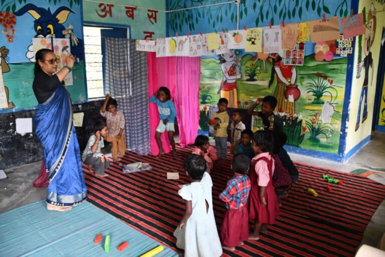 स्वागत से शुरू होती शिक्षा, खेल-गीतों से संवर रहा नौनिहालों का भविष्य