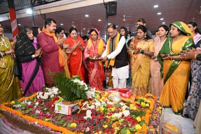 मुख्यमंत्री साय ने पवित्र श्रावण मास में अपने निवास में किया रुद्राभिषेक