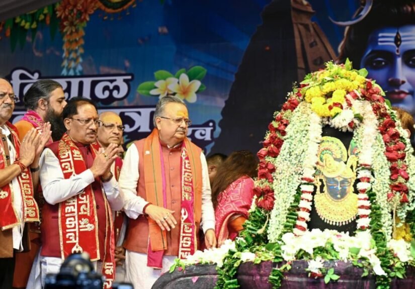 मुख्यमंत्री विष्णु देव साय ने भगवान शिव का रुद्राभिषेक कर प्रदेशवासियों के सुख-समृद्धि और खुशहाली की कामना की