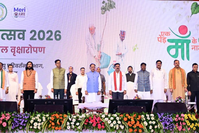मुख्यमंत्री विष्णुदेव साय ने अपनी माँ के नाम पर लगाया पीपल का पौधा, वन महोत्सव-2026 का हुआ शुभारंभ