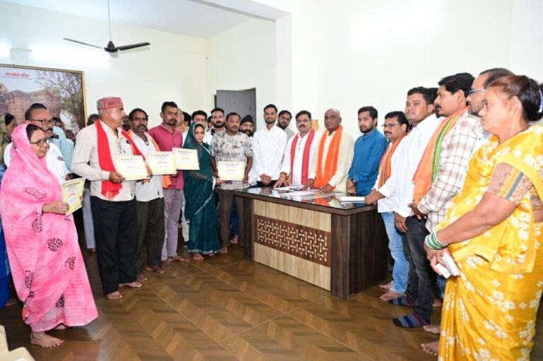 उप मुख्यमंत्री विजय शर्मा ने कवर्धा के हितग्राहियों को सौंपे पीएम आवास योजना शहरी 2.0 के स्वीकृति पत्र