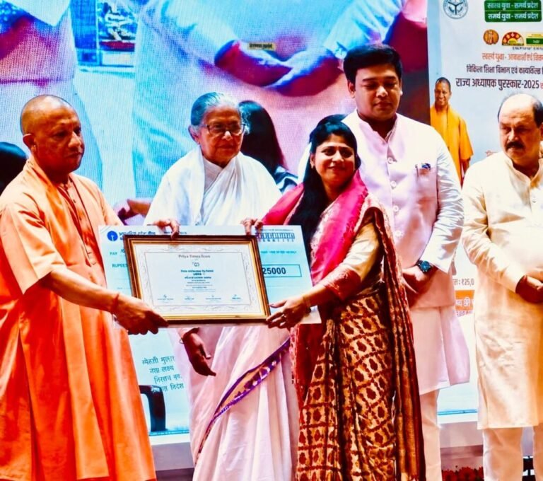 मुख्यमंत्री योगी आदित्यनाथ ने गौतम बुद्ध नगर की शिक्षिका अर्चना पाण्डेय को शिक्षक दिवस पर किया सम्मानित