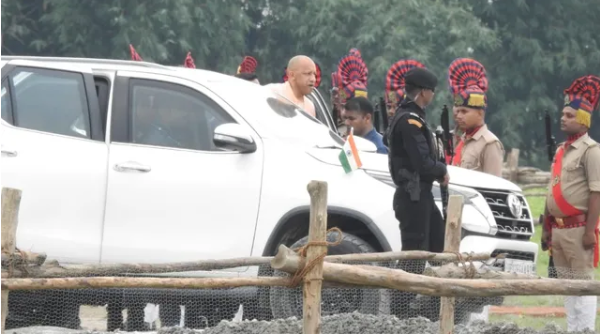 यूपी के  आजमगढ़ में सीएम  योगी  बाढ़ और राहत शिविर का हाल जानने पहुंचे