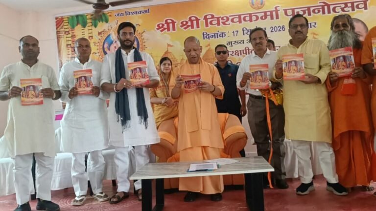 गोरखपुर में मुख्यमंत्री योगी आदित्यनाथ ने किया भगवान विश्वकर्मा का पूजन-अर्चन