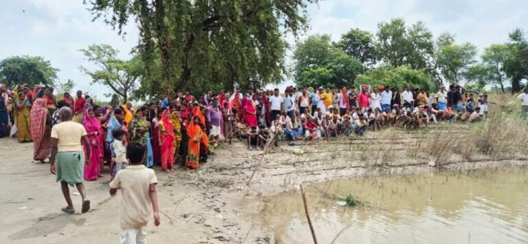 बाढ़ अनुमंडल में गंगा में 11 लोगों के डूबने की सूचना, तलाश जारी