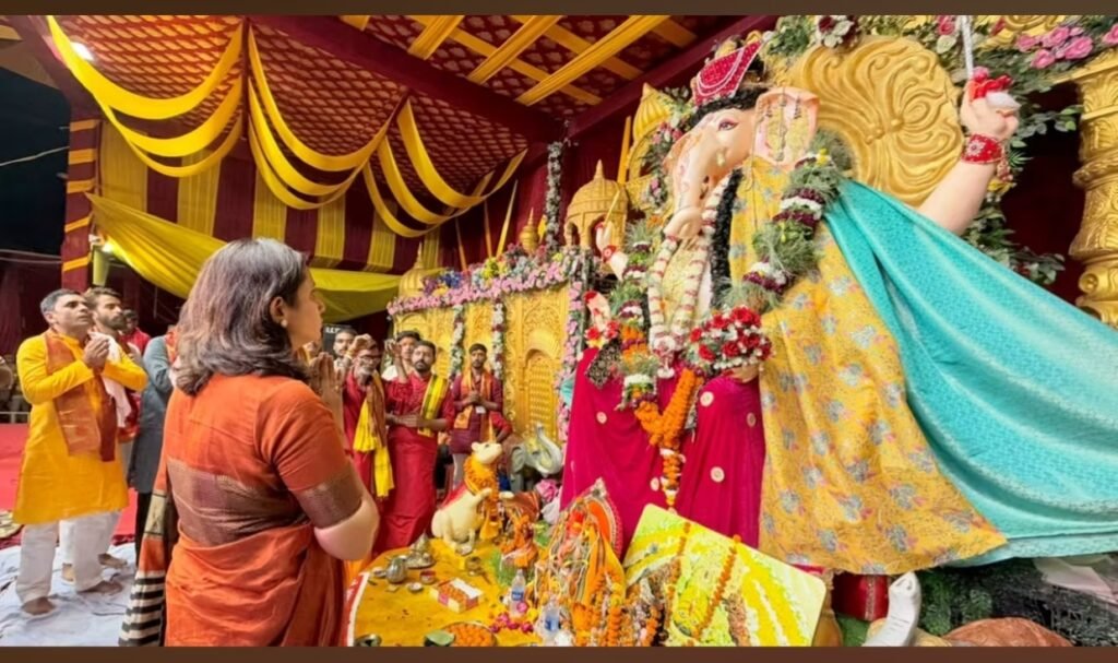 कमालगंज में गणेश महोत्सव की आरती में शामिल हुए डीएम और एसपी