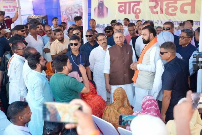 बाढ़ राहत कार्य में जुटीं जीविका दीदियां, अब तक तैयार किए गए 5000 राहत पैकेट