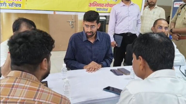 यूपीः गोरखपुर में वृहद समाधान दिवस का हुआ आयोजन, फरियादियों की समस्याओं का मौके पर हुआ निस्तारण