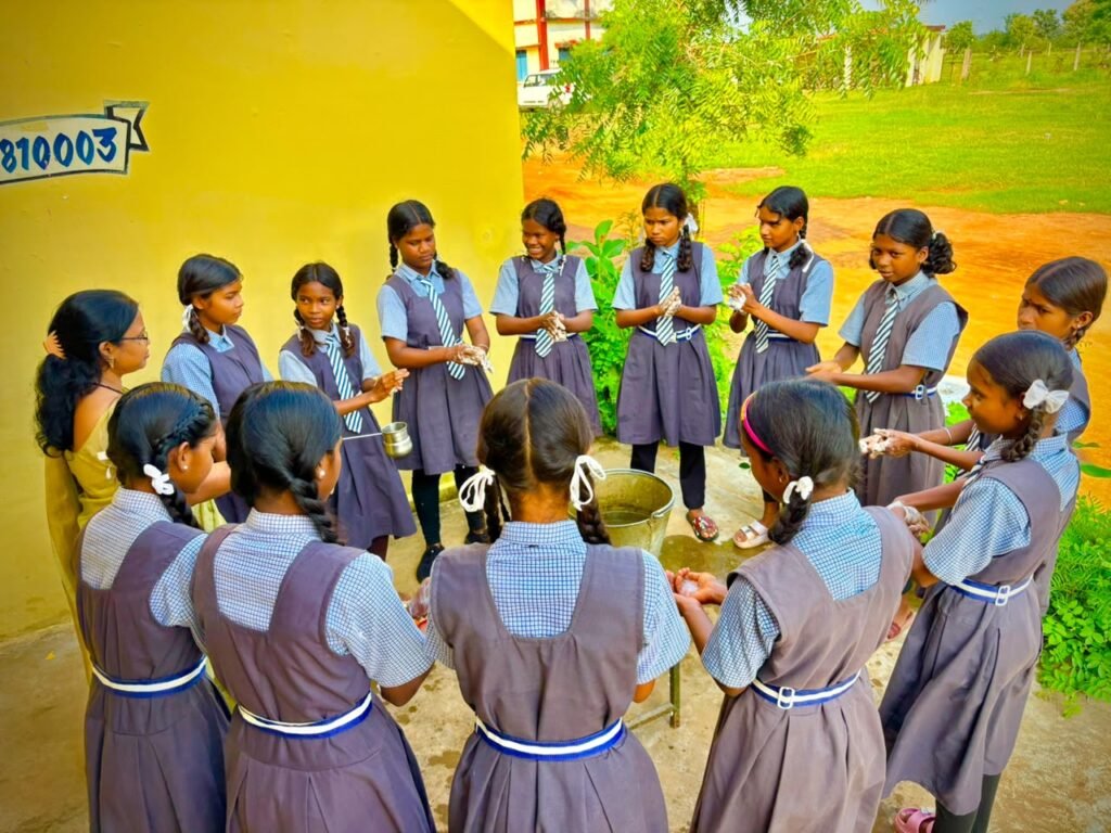स्वच्छता पखवाड़ा में गूंजा स्वच्छता का संदेश, विद्यालयों में मनाया गया हाथ धुलाई दिवस