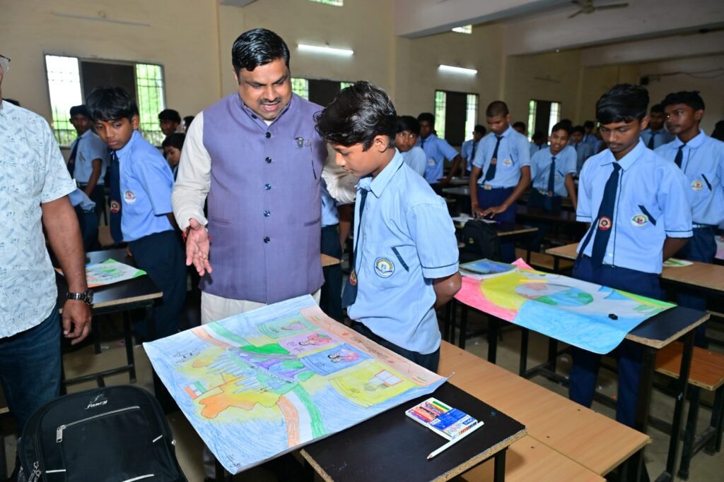 बच्चों ने बनाई विकसित भारत की सुंदर तस्वीर, शिक्षा मंत्री गजेन्द्र यादव ने बढ़ाया ने बढ़ाया उत्साह